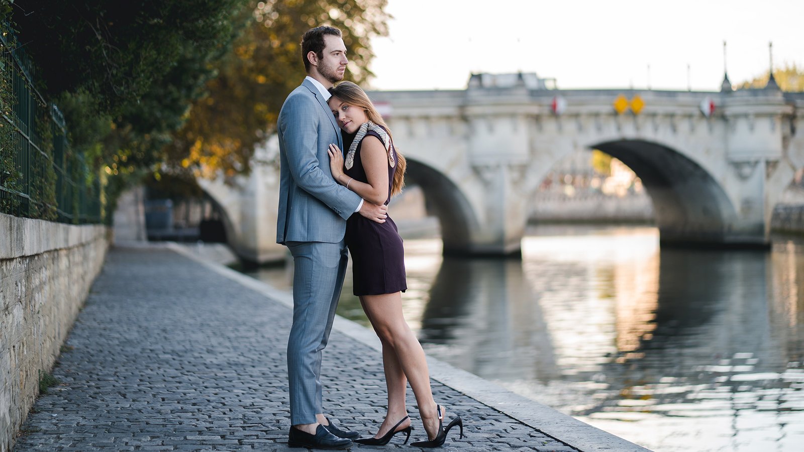 Ensaio fotográfico romântico em Paris - Casal na Torre Eiffel