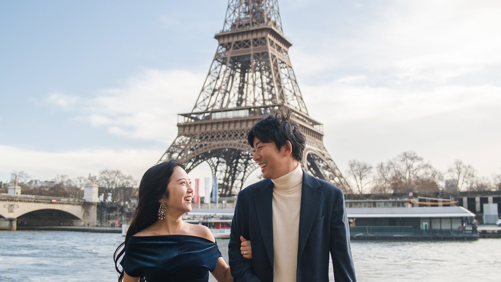 Sessão de fotos na Torre Eiffel - Casal asiático em Paris